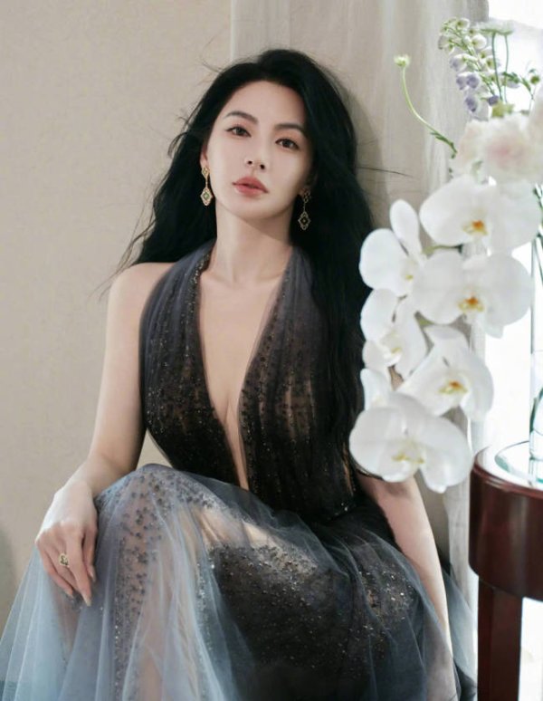 牛金财富 张雨绮穿深V裙性感吸睛！秀火辣身材皮肤白嫩光滑