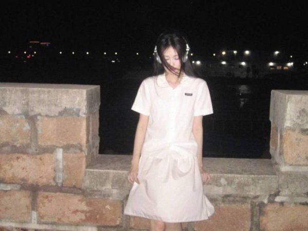 微豪配资 白鹿凌晨十二点爬象山！穿白裙戴耳机文艺气息满满