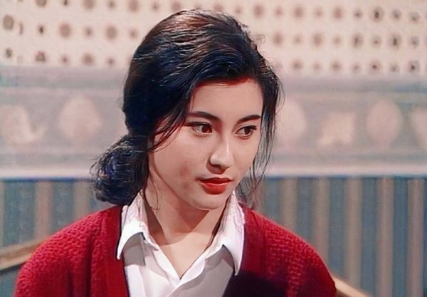 立盟策略 香港知名女星宣布复出，准备自荐去演网剧，自杀未遂否认被下降头