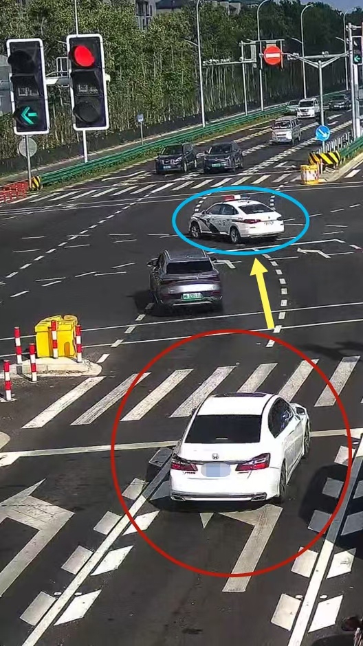 森利网 孕妇临盆在即民警开道护航，50公里疾驰迎接新生命